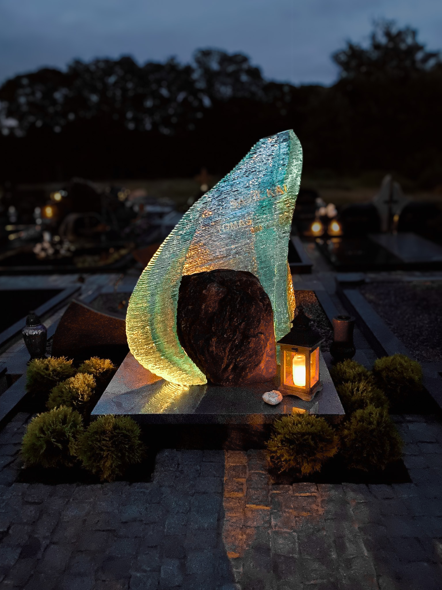 Combined grave monuments of glass, boulder, and granite for a husband. The most beautiful glass headstones and sculptural headstones that turn your memories into a lasting legacy. Grave monument for a husband. Masculine headstone.