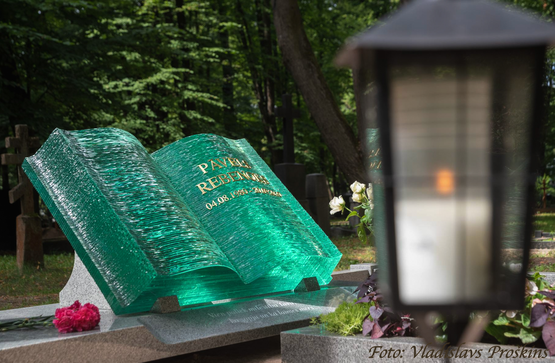 Besonderer Grabstein in Form eines Buches aus Glas, Grabsteinbuch, Grabstein in Form eines Buches, Grabdenkmal in Form eines Buches, Grabstein aus Glas, Grabdenkmal aus Glas